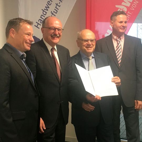 (v.l.n.r.) Ralf Möller, Bürgermeister der Stadt Weiterstadt, Dr. Michael Meister, Parlamentarischer Staatssekretär beim Bundesministerium für Bildung und Forschung (BMBF), Bernd Ehinger, Präsident der Handwerkskammer Frankfurt-Rhein-Main und Fredy Dorr, Projektkoordinator der Handwerkskammer Frankfurt-Rhein-Main. (v.l.n.r.) Ralf Möller, Bürgermeister der Stadt Weiterstadt, Dr. Michael Meister, Parlamentarischer Staatssekretär beim Bundesministerium für Bildung und Forschung (BMBF), Bernd Ehinger, Präsident der Handwerkskammer Frankfurt-Rhein-Main und Fredy Dorr, Projektkoordinator der Handwerkskammer Frankfurt-Rhein-Main.