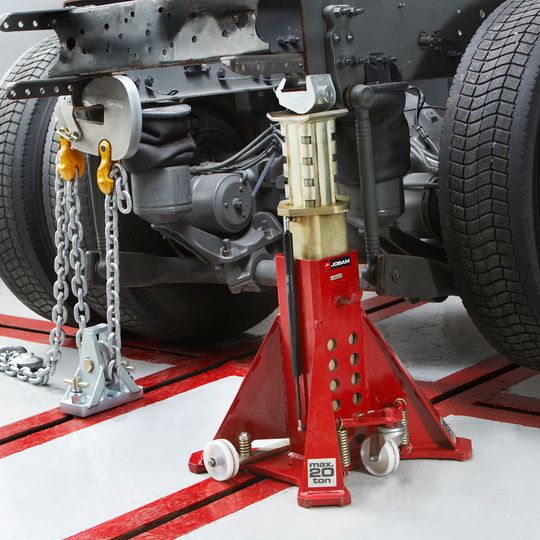 Für Richtarbeiten in senkrechter Richtung, zum Anheben und Unterstellen eignen sich die Richtböcke mit integrierten Hydraulikzylindern. Für Richtarbeiten in senkrechter Richtung, zum Anheben und Unterstellen eignen sich die Richtböcke mit integrierten Hydraulikzylindern.