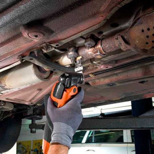 Durchtrennt kurzerhand verrostete Auspuffschrauben. Durchtrennt kurzerhand verrostete Auspuffschrauben.
