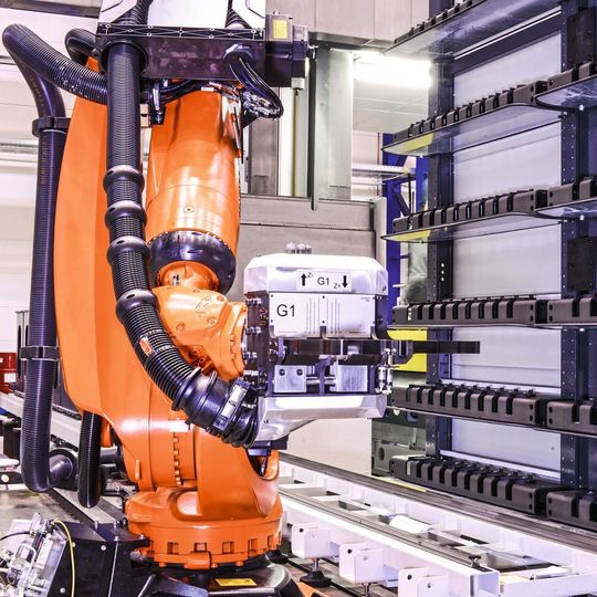 Das vielseitige Robotermagazin mit Platz für bis zu 400 Werkzeuge versorgt die Fräs- und Drehköpfe mit drei verschiedenen Werkzeugsystemen. Das vielseitige Robotermagazin mit Platz für bis zu 400 Werkzeuge versorgt die Fräs- und Drehköpfe mit drei verschiedenen Werkzeugsystemen.
