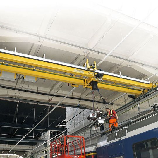 Ein neuer Hauptschalter wird angehoben, präzise positioniert und eingebaut. Alle Befehle steuert die Bedienperson sicher per Funkfernsteuerung. Gut sichtbar sind die beiden Laserscanner. Ein neuer Hauptschalter wird angehoben, präzise positioniert und eingebaut. Alle Befehle steuert die Bedienperson sicher per Funkfernsteuerung. Gut sichtbar sind die beiden Laserscanner.