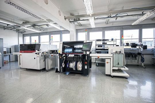 Ein weiterer Bestückungsautomat sowie ein vollautomatischen Drucker verstärken die Inline-Fertigung. Ein weiterer Bestückungsautomat sowie ein vollautomatischen Drucker verstärken die Inline-Fertigung.
