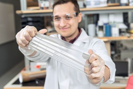 Sie ist dehnbar und bedruckt: Die vom finnischen Start-up Forciots entwickelte Sensor-Folie misst dynamisch Kraft- und Druckverteiliung. Jetzt haben Volvo und Heraeus in das Unternehmen investiert. Sie ist dehnbar und bedruckt: Die vom finnischen Start-up Forciots entwickelte Sensor-Folie misst dynamisch Kraft- und Druckverteiliung. Jetzt haben Volvo und Heraeus in das Unternehmen investiert.
