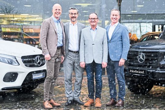 Über die neue Partnerschaft freuen sich (von links) Sven Holtermann und Richard Lacek-Herbrand, Geschäftsführer der Herbrand Gruppe sowie Christoph und Alexander Siebertz, Geschäftsführer der Auto-Siebertz GmbH. Über die neue Partnerschaft freuen sich (von links) Sven Holtermann und Richard Lacek-Herbrand, Geschäftsführer der Herbrand Gruppe sowie Christoph und Alexander Siebertz, Geschäftsführer der Auto-Siebertz GmbH.