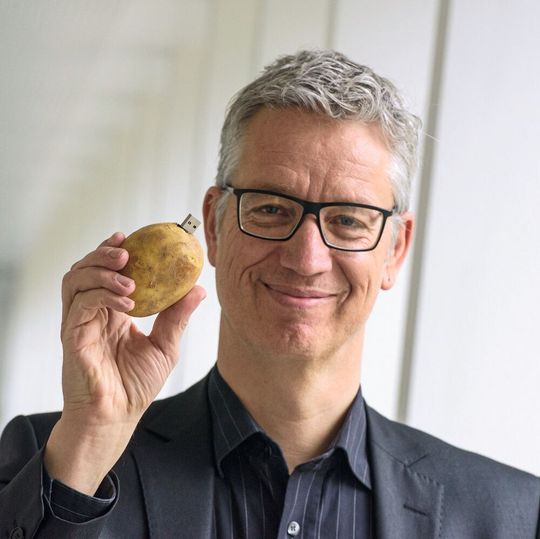 Professor Wolfgang Maaß von der Universität Saarland will dazu beitragen, dass Bauern und Lebensmittelhersteller besten Nutzen aus ihren Produktionsdaten ziehen. Professor Wolfgang Maaß von der Universität Saarland will dazu beitragen, dass Bauern und Lebensmittelhersteller besten Nutzen aus ihren Produktionsdaten ziehen.