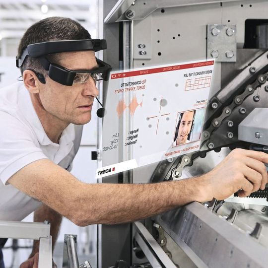 Mit dem neuen Fernassistenz-Service will Bobst seinen Kunden eine schnelle Problemlösung bieten. Mit dem neuen Fernassistenz-Service will Bobst seinen Kunden eine schnelle Problemlösung bieten.