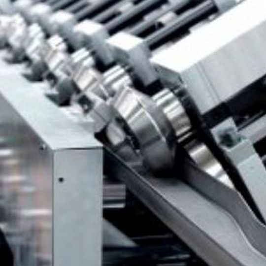 Die von Stam entwickelten Produktionslinien können Profile vollautomatisch und flexibel stanzen, profilieren, schneiden und stapeln. Die von Stam entwickelten Produktionslinien können Profile vollautomatisch und flexibel stanzen, profilieren, schneiden und stapeln.