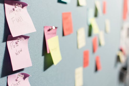 Gerade in agilen, komplexen Projekten ist die Zusammenarbeit nicht immer einfach. Vor allem gilt es dabei, Vertrauen zwischen den Projektbeteiligten zu schaffen. Gerade in agilen, komplexen Projekten ist die Zusammenarbeit nicht immer einfach. Vor allem gilt es dabei, Vertrauen zwischen den Projektbeteiligten zu schaffen.