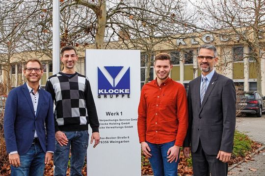 Freuen sich über das durch spezielle Verklebungstechnik nun abgeschlossene Tamper Evidence-Projekt: Dominik Katarzynski, Leiter Herstellung der Klocke Verpackungs-Service GmbH, Dennis Herdle, als Betriebsmeister maßgeblich mit der technischen Realisation betraut, Philipp Bretschneider, der verantwortliche Einkäufer Technik, und Raphael Linke-Fröhlich, der zuständige Area Sales Manager der Nordson Deutschland GmbH (von links)
