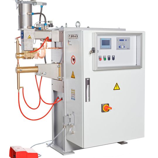 Mit der Punktschweißmaschine PL 180-MF hat Dalex die PL-Maschinenreihe um eine Variante mit Mittelfrequenz (MF)-Transformator für flexible Schweißaufgaben im wirtschaftlichen Dauereinsatz erweitert. Mit der Punktschweißmaschine PL 180-MF hat Dalex die PL-Maschinenreihe um eine Variante mit Mittelfrequenz (MF)-Transformator für flexible Schweißaufgaben im wirtschaftlichen Dauereinsatz erweitert.