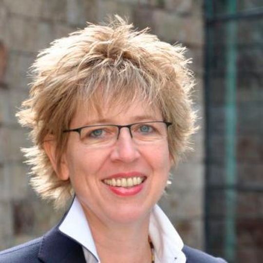 Univ.-Prof. Dr.-Ing. Sigrid Wenzel leitet das Fachgebiet Produktionsorganisation und Fabrikplanung an der Universität Kassel und ist zudem seit Oktober 2018 Dekanin des Fachbereichs Maschinenbau. Sie ist stellvertretende Vorstandsvorsitzende der ASIM (Arbeitsgemeinschaft Simulation) und Sprecherin der ASIM-Fachgruppe „Simulation in Produktion und Logistik“. Univ.-Prof. Dr.-Ing. Sigrid Wenzel leitet das Fachgebiet Produktionsorganisation und Fabrikplanung an der Universität Kassel und ist zudem seit Oktober 2018 Dekanin des Fachbereichs Maschinenbau. Sie ist stellvertretende Vorstandsvorsitzende der ASIM (Arbeitsgemeinschaft Simulation) und Sprecherin der ASIM-Fachgruppe „Simulation in Produktion und Logistik“.