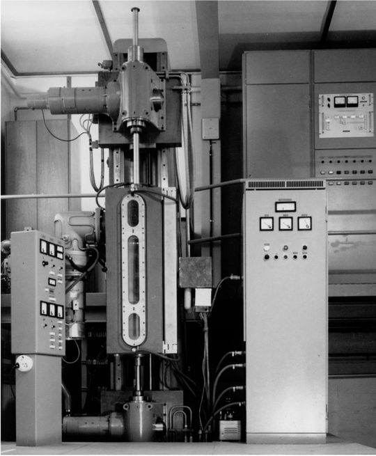 Silicium-Halbleiter: In Pretzfeld wurde das Verfahren und die Anlagentechnik zur Herstellung von Reinst-Silicium entwickelt. Im Bild zu sehen die Zonenziehanlage VZA 2. Silicium-Halbleiter: In Pretzfeld wurde das Verfahren und die Anlagentechnik zur Herstellung von Reinst-Silicium entwickelt. Im Bild zu sehen die Zonenziehanlage VZA 2.