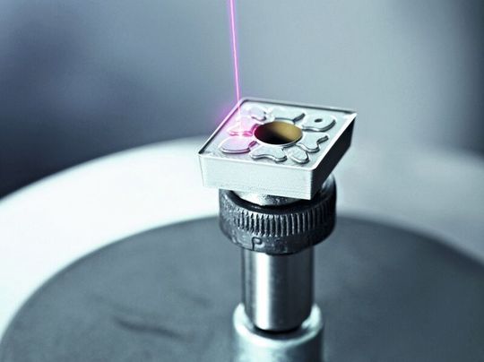 Das UKP-Laserverfahren eignet sich selbst dazu, verchromte Kunststoffe ohne Modifizierung der Polymerschicht zu markieren. Das UKP-Laserverfahren eignet sich selbst dazu, verchromte Kunststoffe ohne Modifizierung der Polymerschicht zu markieren.