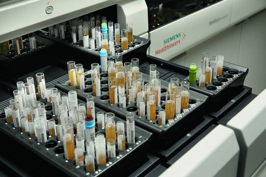 Atellica Solution ist ein flexibel, skalierbares und automationsbereites Analysesysteme für Immunoassays und klinische Chemie. Atellica Solution ist ein flexibel, skalierbares und automationsbereites Analysesysteme für Immunoassays und klinische Chemie.