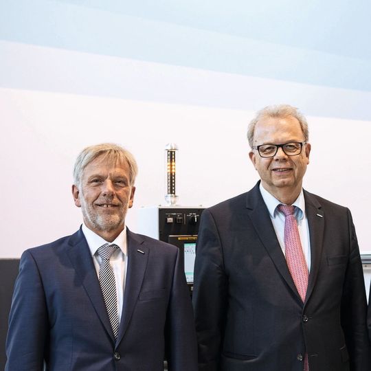 Markus Reissig (links) übernimmt den Staffelstab vom langjährigen Geschäftsführer Jürgen Lindenberg (Mitte). Oliver Loth soll dem Vertriebsteam als neuer Leiter frische Impulse geben. Markus Reissig (links) übernimmt den Staffelstab vom langjährigen Geschäftsführer Jürgen Lindenberg (Mitte). Oliver Loth soll dem Vertriebsteam als neuer Leiter frische Impulse geben.