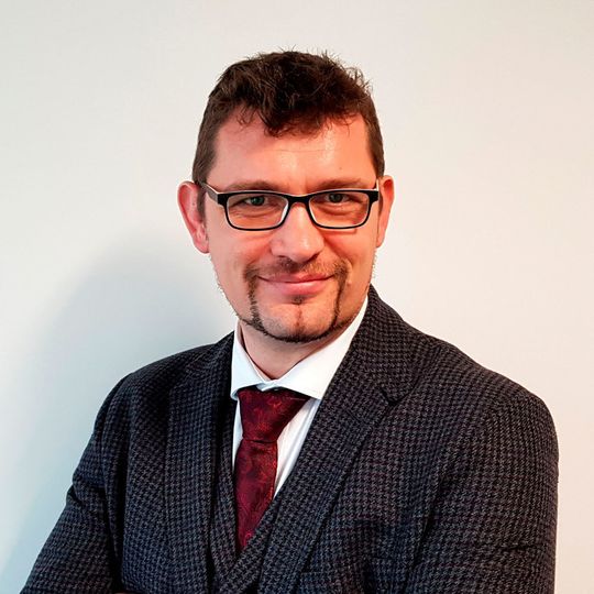 Christian Taylor, Business Consultant für Serialisierung, Zetes: „Dank der Flexibilität von FMD-Lösungen können Unternehmen groß denken, klein beginnen, schnell skalieren und eine zukunftsfähige Plattform aufbauen.“ Christian Taylor, Business Consultant für Serialisierung, Zetes Christian Taylor, Business Consultant für Serialisierung, Zetes: „Dank der Flexibilität von FMD-Lösungen können Unternehmen groß denken, klein beginnen, schnell skalieren und eine zukunftsfähige Plattform aufbauen.“ Christian Taylor, Business Consultant für Serialisierung, Zetes