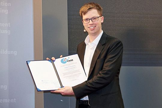 Lukas Klar von der Universität Freiburg bekam für seine Masterarbeit zur berührungslosen Strommessung eine Auszeichnung. Lukas Klar von der Universität Freiburg bekam für seine Masterarbeit zur berührungslosen Strommessung eine Auszeichnung.