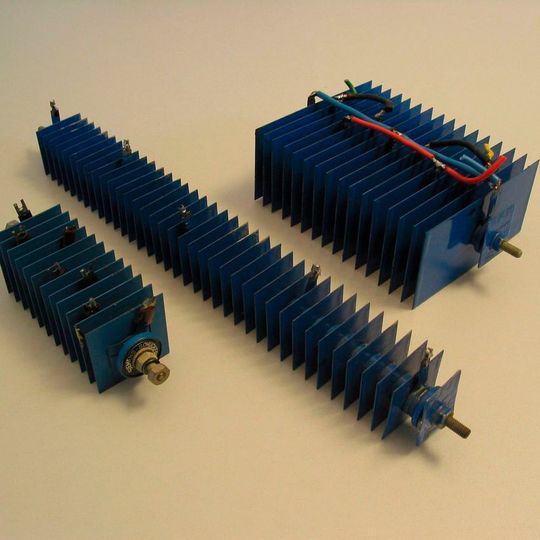 Bild 1: Die Plattengröße des Selengleichrichters bestimmte seine Stromtragfähigkeit. Ein wichtiges Einsatzgebiet waren Stromversorgungen. Bild 1: Die Plattengröße des Selengleichrichters bestimmte seine Stromtragfähigkeit. Ein wichtiges Einsatzgebiet waren Stromversorgungen.