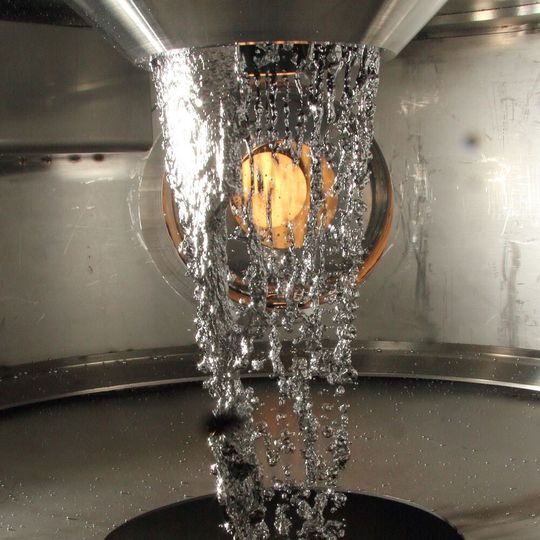 In den Versuchsanlagen des Karlsruhe Liquid Metal Laboratory (Kalla) wird die Thermofluiddynamik von Metallschmelzen erforscht. In den Versuchsanlagen des Karlsruhe Liquid Metal Laboratory (Kalla) wird die Thermofluiddynamik von Metallschmelzen erforscht.