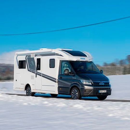 Dank smartem Allradantrieb auch bei winterlichen Witterungsbedingungen sicher unterwegs: Der Knaus Van TI Plus auf Basis des MAN TGE. Dank smartem Allradantrieb auch bei winterlichen Witterungsbedingungen sicher unterwegs: Der Knaus Van TI Plus auf Basis des MAN TGE.