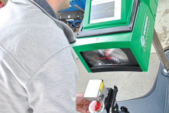 Knick in der Optik oder auf dem Boden? Die Kalibrierung eines Scheinwerferprüfplatzes bringt es zu Tage. Basis ist dafür ist die entsprechende Prüfrichtlinie. Die vorhandere hat der Gesetzgeber zum 1.1.2019 Hals über Kopf abgeschafft und die Neue hat eine massives Problem. Knick in der Optik oder auf dem Boden? Die Kalibrierung eines Scheinwerferprüfplatzes bringt es zu Tage. Basis ist dafür ist die entsprechende Prüfrichtlinie. Die vorhandere hat der Gesetzgeber zum 1.1.2019 Hals über Kopf abgeschafft und die Neue hat eine massives Problem.