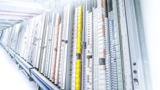 Bei Sanicare hat SSI Schäfer eine neue Kommissionier- und Versandanlage installiert. Bei Sanicare hat SSI Schäfer eine neue Kommissionier- und Versandanlage installiert.