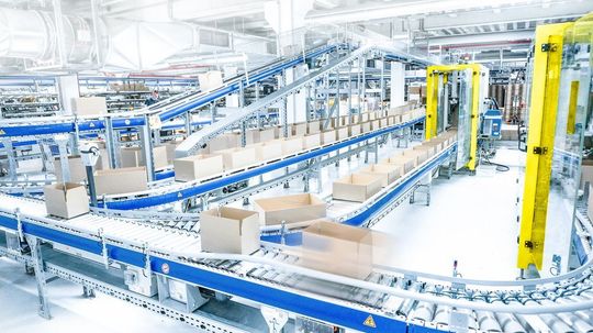 Bei einer Durchlaufzeit von 20 Minuten pro Paket verlassen das Logistikzentrum nun täglich bis zu 10.000 Sendungen. Bei einer Durchlaufzeit von 20 Minuten pro Paket verlassen das Logistikzentrum nun täglich bis zu 10.000 Sendungen.