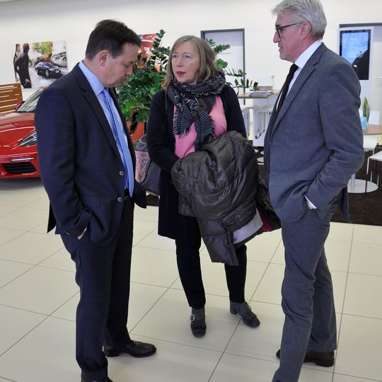 Die Jury des Gebrauchtwagen Awards nimmt alle nominierten Betriebe unter die Lupe. Im Bild: Silvia Lulei, »Gebrauchtwagen Praxis«, im Gespräch mit Walter Hofmann und Detlef Hertwig im Gebrauchtwagenzentrum Ostbayern. Die Jury des Gebrauchtwagen Awards nimmt alle nominierten Betriebe unter die Lupe. Im Bild: Silvia Lulei, »Gebrauchtwagen Praxis«, im Gespräch mit Walter Hofmann und Detlef Hertwig im Gebrauchtwagenzentrum Ostbayern.