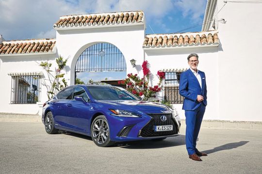 Lexus-Deutschland-Chef Heiko Twellmann mit der neuen Businesslimousine ES. Lexus-Deutschland-Chef Heiko Twellmann mit der neuen Businesslimousine ES.