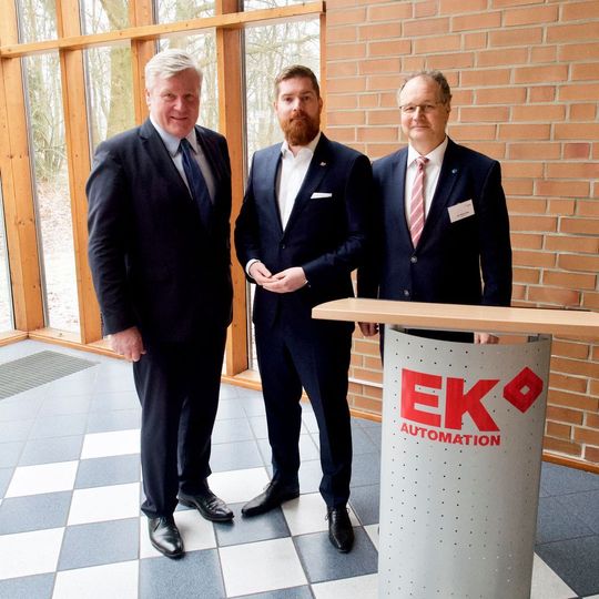 V.l.: Dr. Bernd Althusmann, Wirtschaftsminister; Andreas Böttner, CEO E&K Automation GmbH und Dr. Jörg Mutschler, Geschäftsführer VDMA Nord. V.l.: Dr. Bernd Althusmann, Wirtschaftsminister; Andreas Böttner, CEO E&K Automation GmbH und Dr. Jörg Mutschler, Geschäftsführer VDMA Nord.