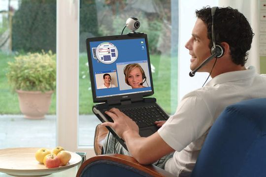 Arcor steuert mit Central Phone Handys, IP-Telefone und Computer mit Softphones an. Arcor steuert mit Central Phone Handys, IP-Telefone und Computer mit Softphones an.