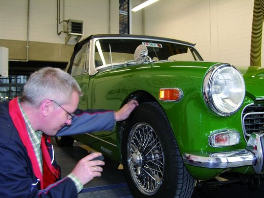 Künftig braucht der Oldtimerliebhaber mit seinem Fahrzeug nicht mehr zur TÜV- oder Dekra-Prüfstelle zu fahren, wenn er das historische Kennzeichen erwerben will. Künftig braucht der Oldtimerliebhaber mit seinem Fahrzeug nicht mehr zur TÜV- oder Dekra-Prüfstelle zu fahren, wenn er das historische Kennzeichen erwerben will.