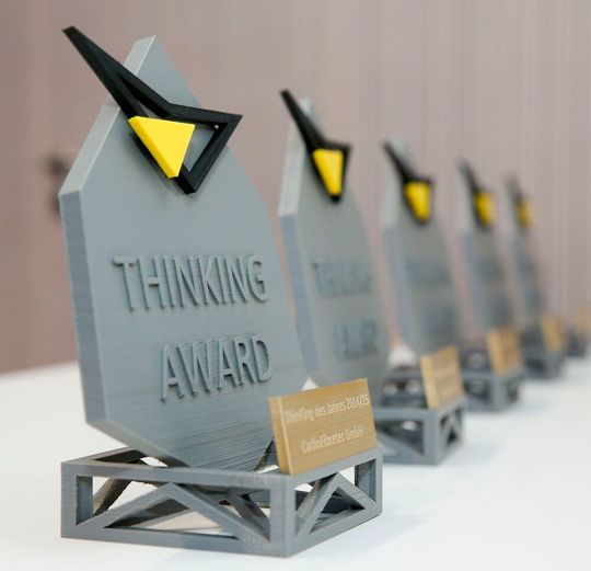 So sieht er aus, der Thinking Award, der vor Kurzem an fünf bereits ausgezeichnete Leichtbau-Könner von der Landesagentur Leichtbau-BW verliehen wurde - quasi für die Besten der Besten! Erfahren Sie hier, wer sich in fünf Jahren Thinking-Aktion noch ein Mal durchgesetzt hat. Die Trophäe selbst, heißt es, wurde von Azubis aus dem Kurs Fachausbildung Leichtbau der IHK Ostwürttemberg entworfen und durch Addtiive Fertigung Realität. So sieht er aus, der Thinking Award, der vor Kurzem an fünf bereits ausgezeichnete Leichtbau-Könner von der Landesagentur Leichtbau-BW verliehen wurde - quasi für die Besten der Besten! Erfahren Sie hier, wer sich in fünf Jahren Thinking-Aktion noch ein Mal durchgesetzt hat. Die Trophäe selbst, heißt es, wurde von Azubis aus dem Kurs Fachausbildung Leichtbau der IHK Ostwürttemberg entworfen und durch Addtiive Fertigung Realität.