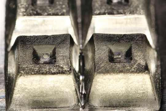 Die Stärke der kombinierten Verfahren zeigt sich, wenn kleine Präzisionsteile und massive Grundkörper zusammenkommen.