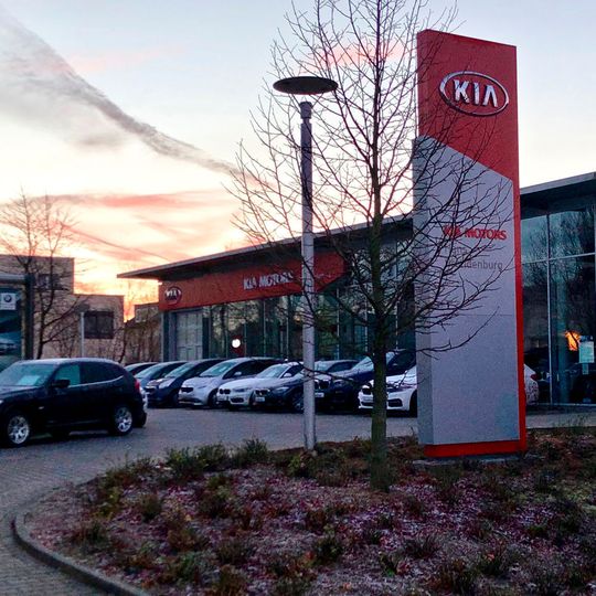 Bei Hans Brandenburg in Mettmann steht jetzt auch der Kia-Pylon vor dem Autohaus. Bei Hans Brandenburg in Mettmann steht jetzt auch der Kia-Pylon vor dem Autohaus.