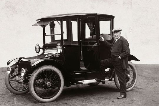 Zu den einst großen Herstellern des frühen Elektroautobooms gehörte Detroit Electric. Zwischen 1906 und 1939 produzierte die Firma vermutlich mehrere zehntausend Fahrzeuge.