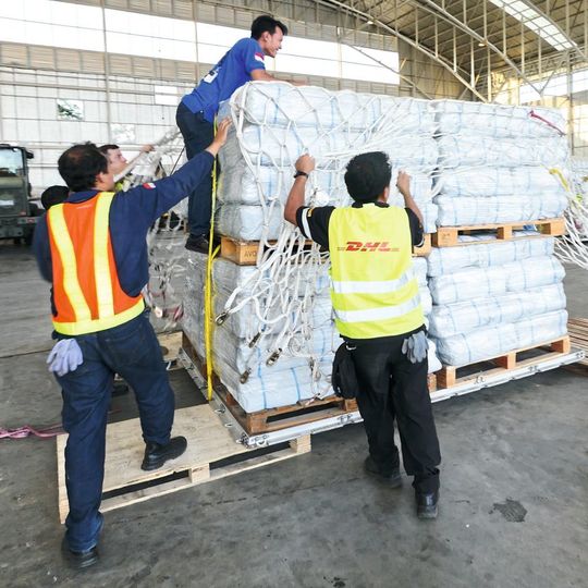 Das Desaster Response Team (DRT) von DHL hilft bei Luft- und Seefrachtlösungen, Zollabwicklung, Lagerung und der lokalen Distribution von Hilfslieferungen. Das Desaster Response Team (DRT) von DHL hilft bei Luft- und Seefrachtlösungen, Zollabwicklung, Lagerung und der lokalen Distribution von Hilfslieferungen.
