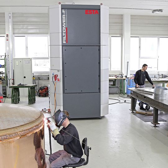 Das Hallenlüftungssystem Filtower zur Erfassung von Staub, Schweißrauch oder Ölnebel, ist aufgrund seiner hocheffizienten Querschnittstechnologien föderfähig. Das Hallenlüftungssystem Filtower zur Erfassung von Staub, Schweißrauch oder Ölnebel, ist aufgrund seiner hocheffizienten Querschnittstechnologien föderfähig.