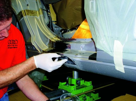 Die bleifreien Schwemmmaterialien sind schwieriger zu verarbeiten als ihre bleihaltigen Vorgänger. Deshalb werden wieder mehr Spachtelmassen in der Karosserie-Instandsetzung verwendet. Die bleifreien Schwemmmaterialien sind schwieriger zu verarbeiten als ihre bleihaltigen Vorgänger. Deshalb werden wieder mehr Spachtelmassen in der Karosserie-Instandsetzung verwendet.