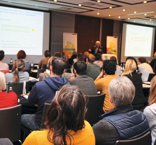 Der Konferenzraum beim zweiten Praxistag 2018 in Berlin war bis auf den letzten Platz gefüllt. Der Konferenzraum beim zweiten Praxistag 2018 in Berlin war bis auf den letzten Platz gefüllt.