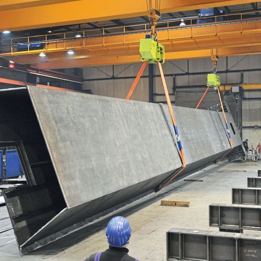 Das Drehen sehr großer Bauteile wie beispielsweise eines Brückenträgers ist bei der Verwendung von ungeeigneten Hilfsmitteln oft mit großem Zeitaufwand verbunden Das Drehen sehr großer Bauteile wie beispielsweise eines Brückenträgers ist bei der Verwendung von ungeeigneten Hilfsmitteln oft mit großem Zeitaufwand verbunden
