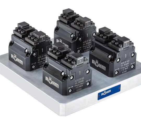 Produktiver Quadro-Huckepack: Die kompakten Zentrischspanner KZS von Röhm gewährleisten eine prozesssichere Werkstückspannung auf engstem Raum und bieten, wie hier, aufgesetzt auf ein Röhm-Nullpunktspannsystemen, besonders viel Einsparpotenzial bei automatisierten Zerspanungsprozessen. Produktiver Quadro-Huckepack: Die kompakten Zentrischspanner KZS von Röhm gewährleisten eine prozesssichere Werkstückspannung auf engstem Raum und bieten, wie hier, aufgesetzt auf ein Röhm-Nullpunktspannsystemen, besonders viel Einsparpotenzial bei automatisierten Zerspanungsprozessen.