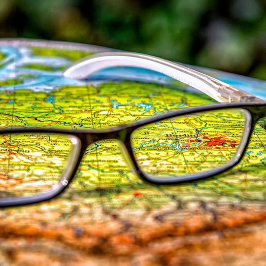Rechenzentren mit den Verfügbarkeitsklassen 3 und 4 müssen georedundant sein. Das BSI fordert mindestens 200 Kilometer Abstand. Macht das Sinn? Rechenzentren mit den Verfügbarkeitsklassen 3 und 4 müssen georedundant sein. Das BSI fordert mindestens 200 Kilometer Abstand. Macht das Sinn?