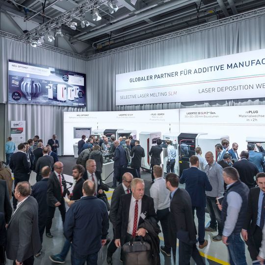 Mit 70 Hightech-Maschinen, zwei Weltpremieren sowie den zukunftsorientierten Fokusthemen Digitalisierung, Automation und Additive Manufacturing präsentierte sich DMG Mori auf der traditionellen Hausausstellung bei Deckel Maho Pfronten. Mit 70 Hightech-Maschinen, zwei Weltpremieren sowie den zukunftsorientierten Fokusthemen Digitalisierung, Automation und Additive Manufacturing präsentierte sich DMG Mori auf der traditionellen Hausausstellung bei Deckel Maho Pfronten.
