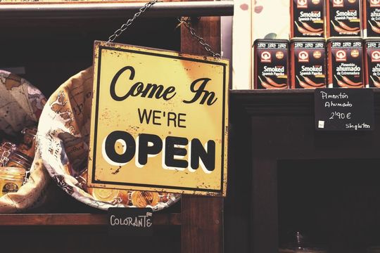 Vom ersten Interesse bis hin zum Kauf stets begleitet und beraten – so sieht eine ideale Customer Journey aus. Vom ersten Interesse bis hin zum Kauf stets begleitet und beraten – so sieht eine ideale Customer Journey aus.
