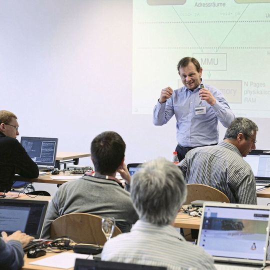 Linux-Trainer und Best-Speaker-Preisträger: Wer Andreas Klinger noch nicht gehört hat, der hat auch noch nicht alles über Linux gehört. Mit didaktischem Geschick, großer Leidenschaft und unverwechselbarem Akzent „brennt“ der Ur-Bayer die Basics und Feinheiten von Linux in die Köpfe der Entwickler. Linux-Trainer und Best-Speaker-Preisträger: Wer Andreas Klinger noch nicht gehört hat, der hat auch noch nicht alles über Linux gehört. Mit didaktischem Geschick, großer Leidenschaft und unverwechselbarem Akzent „brennt“ der Ur-Bayer die Basics und Feinheiten von Linux in die Köpfe der Entwickler.