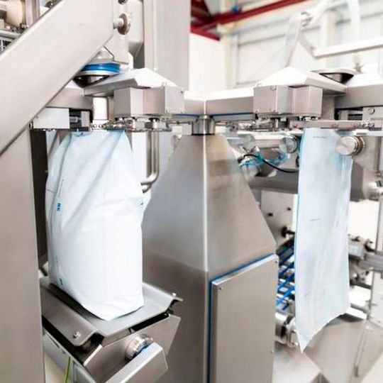 With the Roto-Packer Adams Care-Line Edition, Behn + Bates has developed a packaging system for filling PE tubular film bags that meets special hygienic requirements. With the Roto-Packer Adams Care-Line Edition, Behn + Bates has developed a packaging system for filling PE tubular film bags that meets special hygienic requirements.