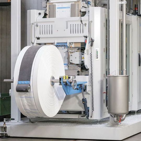 BEUMER fillpac FFS: High throughput, availability and a compact design are key features of the system. BEUMER fillpac FFS: High throughput, availability and a compact design are key features of the system.