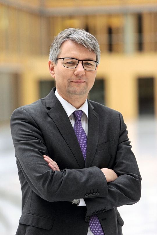 DIHK-Hauptgeschäftsführer Achim Dercks: „In Europa gibt es schlichtweg noch zu wenige Benannte Stellen, um Medizinprodukte nach den neuen EU-Verordnungen zuzulassen.“ DIHK-Hauptgeschäftsführer Achim Dercks: „In Europa gibt es schlichtweg noch zu wenige Benannte Stellen, um Medizinprodukte nach den neuen EU-Verordnungen zuzulassen.“
