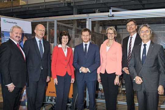 Politik und Wissenschaft trafen bei der Gründungsveranstaltung des Fraunhofer-Zentrums für Kognitive Produktionssysteme CPS am Fraunhofer-IWU in Dresden und der Unterzeichnung eines Memorandum of Understanding (MoU) in Dresden aufeinander.